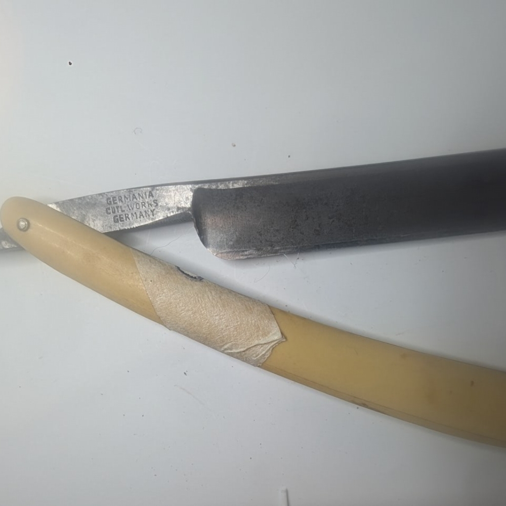 Straight Razor with Cream Handle - Picture 2 of 3